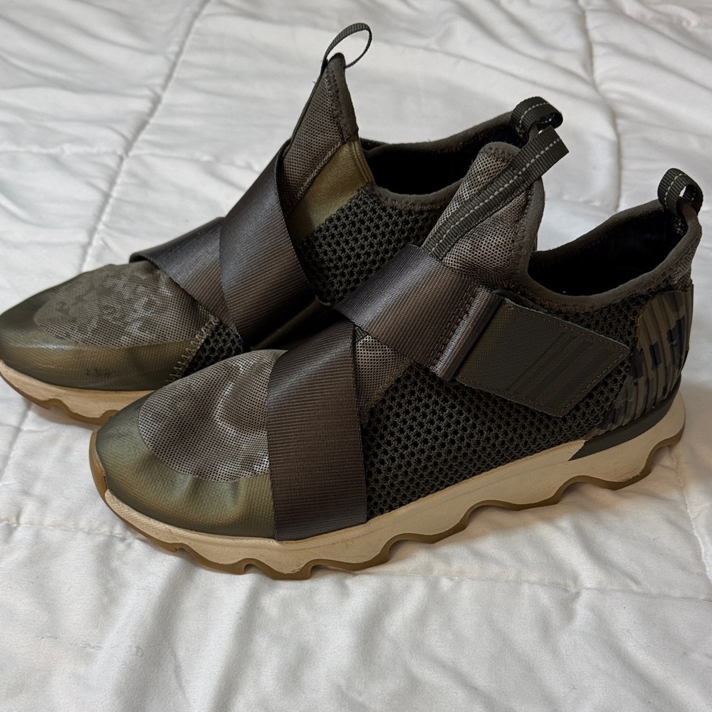 Sorel Women’s Kinetic Olive Sneakers/ Slip-on Sz 9